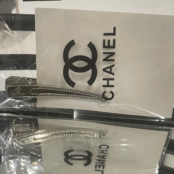 NEW Chanel Beauty Hair Clips CC Rhinestones - Picture 6 of 7